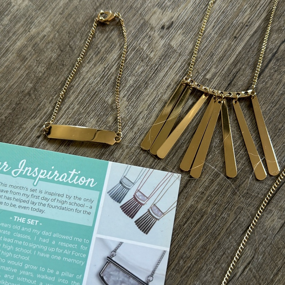 Mint mongoose eight necklace (part of set)